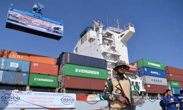 Funcionários da marinha paquistanesa montam guarda perto de um navio que transportava contêineres no porto de Gwadar, cerca de 700 quilômetros a oeste de Karachi, durante a cerimônia de abertura de um programa piloto de comércio entre o Paquistão e a China, em 13 de novembro de 2016. (Aamir Quereshi/AFP via Getty Imagens)
