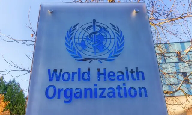 Uma placa em frente à sede da Organização Mundial da Saúde (OMS) em Genebra, Suíça, em 7 de dezembro de 2020 (Elenarts/Shutterstock)