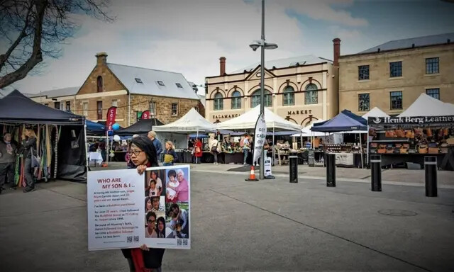 Camille Kwan está fazendo um protesto em Hobart, Tasmânia, em 26 de agosto de 2023, para chamar atenção para a situação de seu filho. (Jenny Nhung/Epoch Times)
