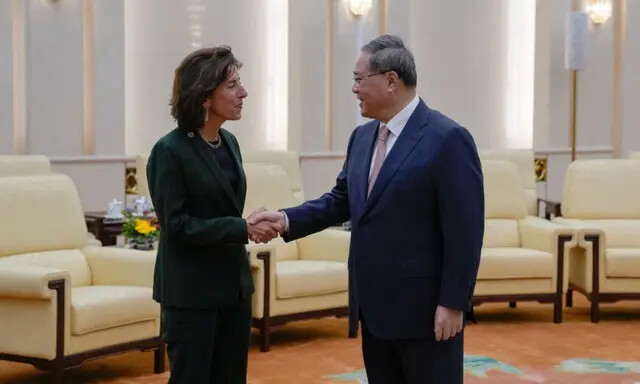 O primeiro-ministro da China, Li Qiang, cumprimenta a secretária de Comércio dos EUA, Gina Raimondo, no Grande Salão do Povo em Pequim, em 29 de agosto de 2023. (Andy Wong/Pool/AFP via Getty Images)

