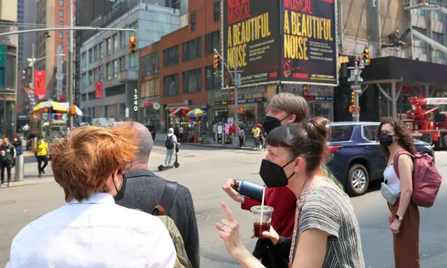 Pessoas usam máscaras na Times Square, NYC, em 8 de junho de 2023. (Michael M. Santiago/Getty Images)