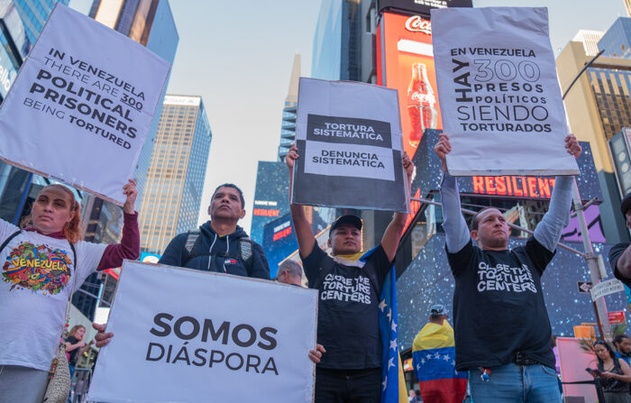 Dezenas de migrantes venezuelanos foram registados esta terça-feira, 19 de setembro, enquanto protestavam para que a Assembleia Geral da ONU exija que o ditador Nicolás Maduro feche os “centros de tortura”, que denunciam operar no seu país contra presos políticos, em Time Square, em Nova Iorque (EFE/Ángel Colmenares)