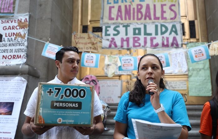 Membros da organização "Pasos por la vida" manifestam-se hoje contra o aborto, na Suprema Corte de Justiça da Nação, na Cidade do México, México (EFE/Sáshenka Gutiérrez)