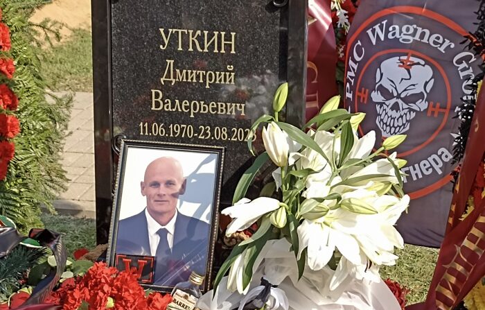 Um retrato do suposto cofundador e comandante militar do grupo PMC Wagner, Dmitry Utkin, morto em um acidente de avião na região de Tver, repousa sobre seu túmulo no Cemitério Memorial Militar Federal em Mytishchi, região de Moscou, Rússia, 31 de agosto de 2023 (EFE/EPA /MAXIM SHIPENKOV)