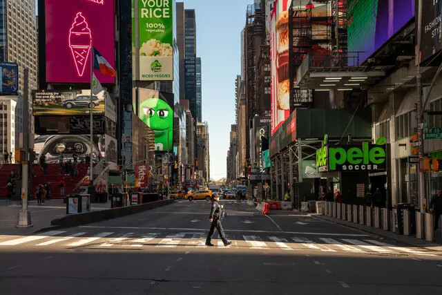 Um policial atravessa a rua em uma Times Square quase vazia em Nova York, em 12 de março de 2020. (David Dee Delgado/Getty Images)