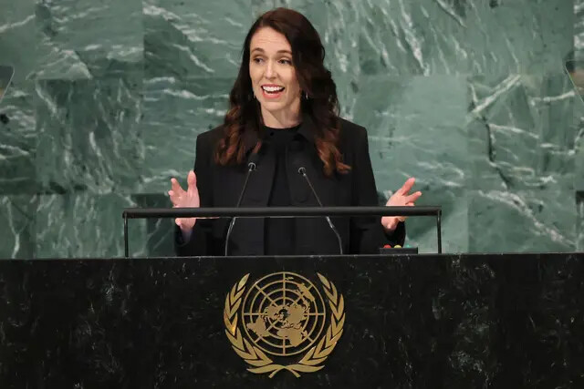 A primeira-ministra da Nova Zelândia, Jacinda Ardern, discursa na 77ª sessão da Assembleia Geral das Nações Unidas (AGNU) na sede da ONU na cidade de Nova Iorque, em 23 de setembro de 2022 (Michael M. Santiago/Getty Images)