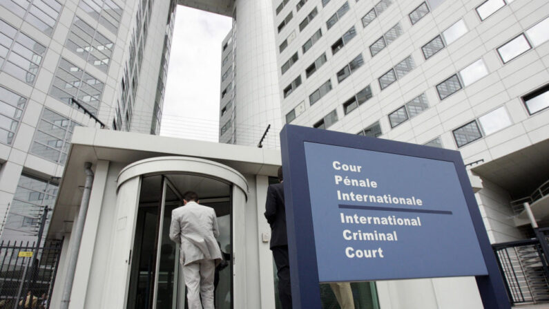 Pessoas entram no Tribunal Penal Internacional, em 20 de junho de 2006, em Haia. (Foto JUAN VRIJDAG/AFP via Getty Images)