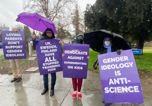 Pais protestam do lado de fora dos escritórios do Davis Joint Unified School District por causa de uma palestra com Rachel Pepper, coautora de “The Transgender Child”, em Davis, Califórnia, em 11 de janeiro de 2023. (Cortesia de Our Duty)
