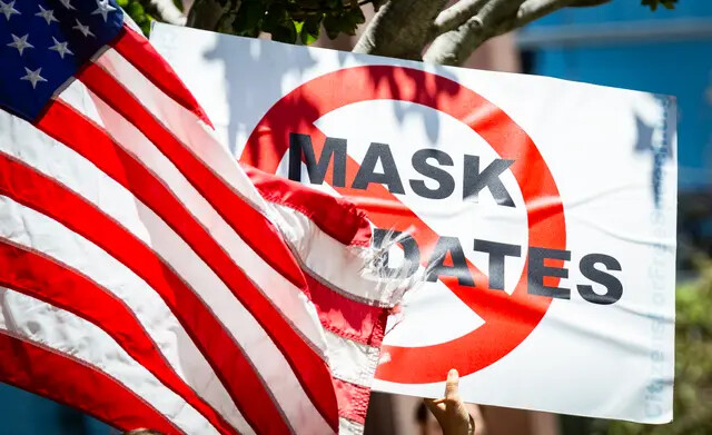 Um manifestante segura uma placa contra a obrigatoriedade do uso de máscaras em Costa Mesa, Califórnia, em 10 de junho de 2021. (John Fredricks/The Epoch Times)