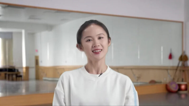 A dançarina principal do Shen Yun Performing Arts, Angelia Wang, explica as diferenças entre o balé e a dança clássica chinesa (Shen Yun Zhou Pin)