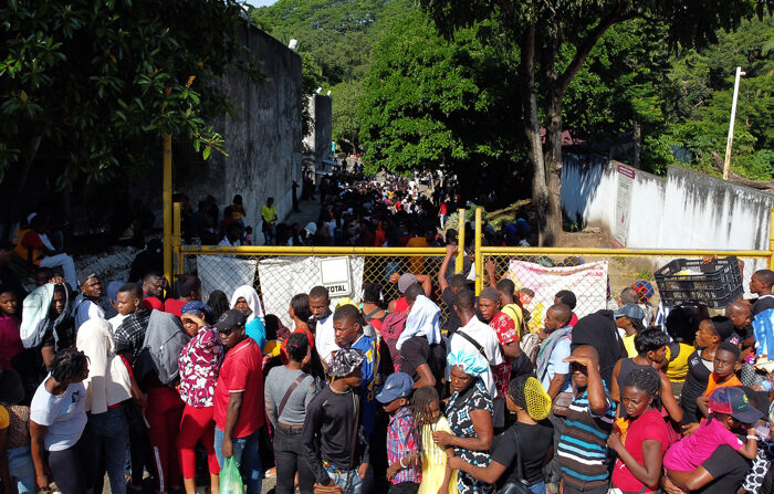 Migrantes fizeram fila para transportar documentos diante das instalações da Comissão Mexicana de Ajuda aos Refugiados (Comar), em Tapachula, estado de Chiapas (México). Fotografia de arquivo (EFE/Juan Manuel Blanco)