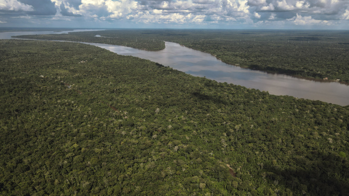 Fotografia aérea tirada com drone de uma área da Floresta Amazônica, no estado do Pará, norte do Brasil (EFE/ Antonio Lacerda)
