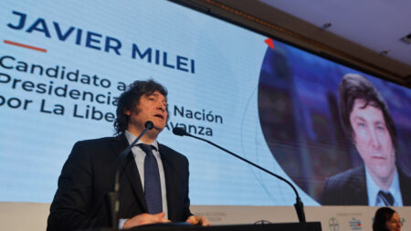 Milei escolhe economista pró-dolarização “para fechar” Banco Central argentino se vencer eleições