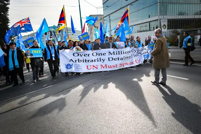 Uigures e tibetanos manifestam-se contra a China comunista fora dos escritórios das Nações Unidas durante a Revisão Periódica Universal da China realizada pelo Conselho de Direitos Humanos da ONU em Genebra, em 6 de novembro de 2018. (Fabrice Coffrini/AFP/Getty Images)
