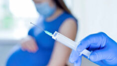 Governo americano doou milhões para promover vacinas contra a COVID-19 para mulheres grávidas