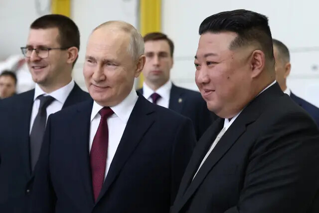 O líder da Rússia, Vladimir Putin (esquerda), e o líder da Coreia do Norte, Kim Jong Un (direita), visitam o Cosmódromo Vostochny, na região de Amur, em 13 de setembro de 2023. Foto distribuída pela agência Sputnik (VLADIMIR SMIRNOV/POOL/AFP via Getty Images)