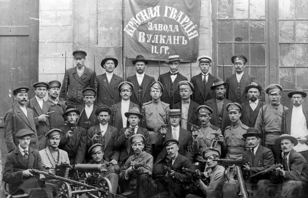 Unidade da Guarda Vermelha da fábrica Vulkan em 1917. (Domínio Público)
