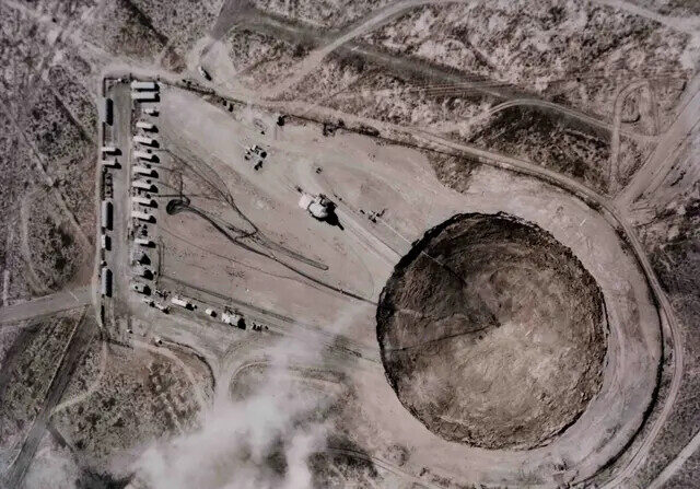 Uma vista aérea da cratera de subsidência formada pelo teste nuclear subterrâneo Huron King em Nevada em 24 de junho de 1980. (FPG/Archive Photos/Getty Images)
