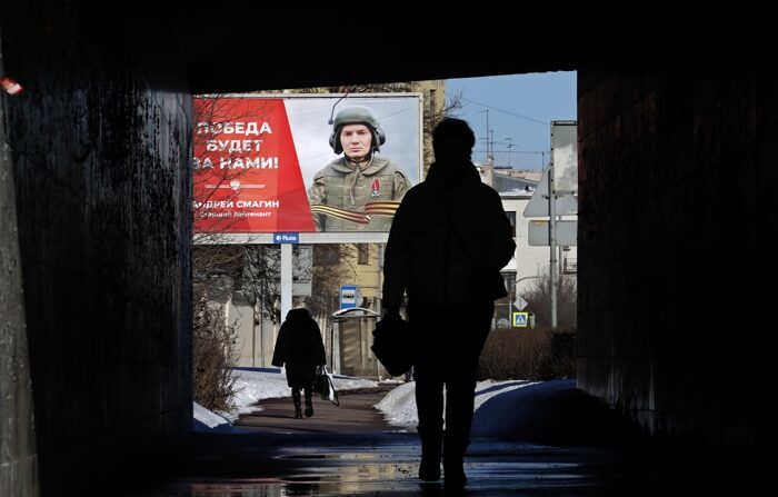 Imagem de arquivo de cartaz com o lema ‘A vitória será nossa’ em São Petersburgo, Rússia (EFE/EPA/ANATOLY MALTSEV)