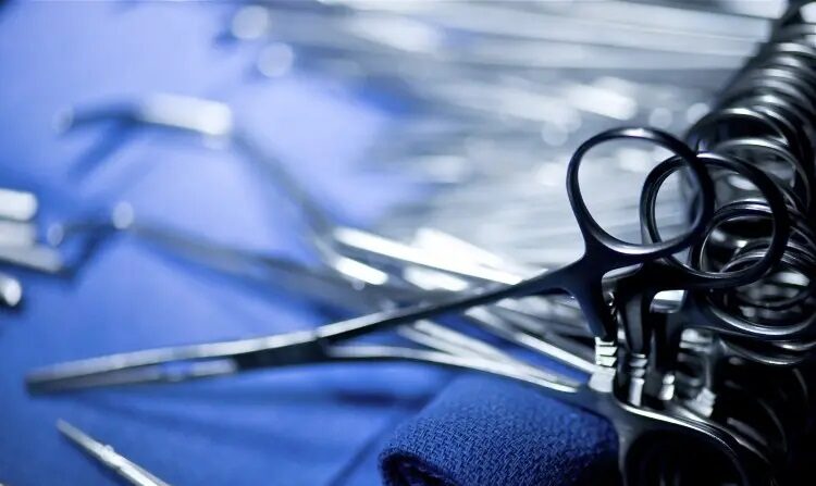 Pinças, tesouras e outros instrumentos cirúrgicos usados ​​na sala de cirurgia durante um transplante renal são vistos nesta foto de arquivo. (Brendan Smialowski/AFP/Getty Images)
