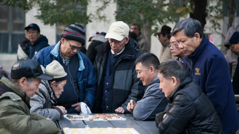 Moradores jogam xadrez chinês no Columbus Park em Chinatown, Manhattan, Nova Iorque, em 23 de novembro de 2014 (Samira Bouaou/The Epoch Times)
