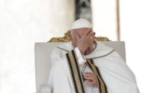 Cardeais conservadores criticam papa Francisco por dúvidas doutrinárias antes do Sínodo