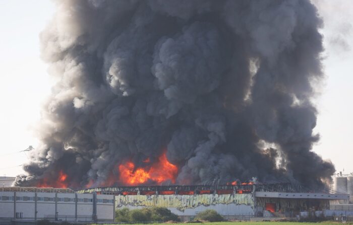 Estrutura em chamas na cidade israelense de Gedera após lançamento de foguete hoje de Gaza (EFE/EPA/ABIR SULTAN)