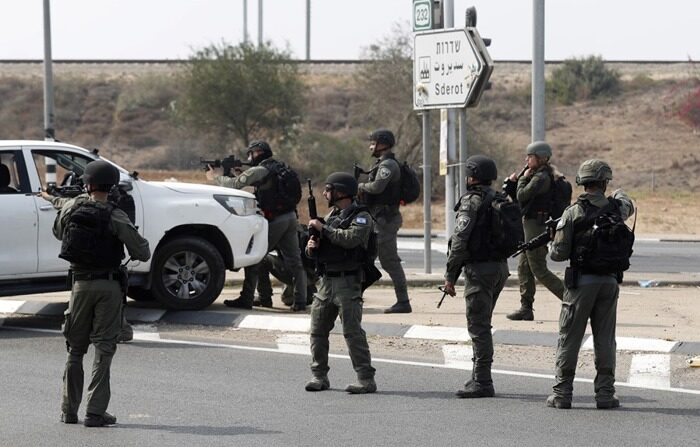 Soldados israelenses patrulham as estradas perto da fronteira com Gaza (EFE/EPA/ATEF SAFADI)