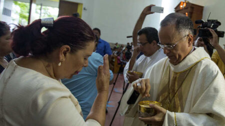 Bispo exilado de Manágua denuncia prisão de mais três padres na Nicarágua