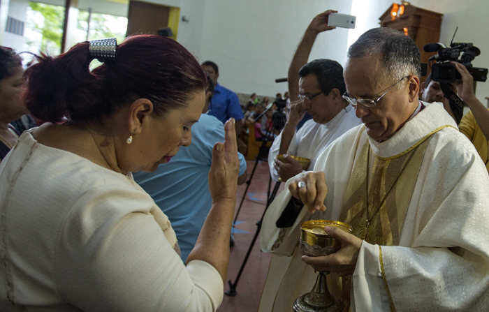 Fotografia de arquivo do registro do obispo auxiliar de Manágua, Silvio José Báez (d), no repatriamento da comunhão, na capital nicaragüense (EFE/Jorge Torres)