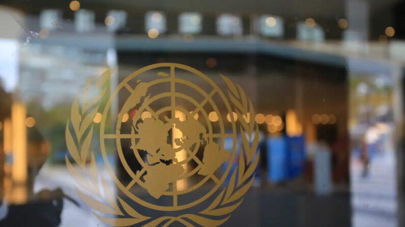 O logotipo das Nações Unidas na sede da ONU na cidade de Nova Iorque em outubro de 2016 (Lewis Tse Pui Lung/Adobe Stock)