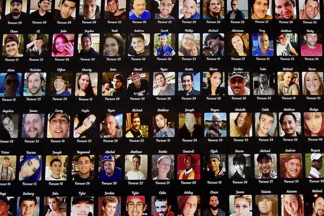 Parede "The Faces of Fentanyl", que exibe fotos de americanos que morreram de overdose de fentanil, na sede da Drug Enforcement Administration (DEA) em Arlington, Virgínia, em 13 de julho de 2022. (Agnes Bun/AFP via Getty Images)