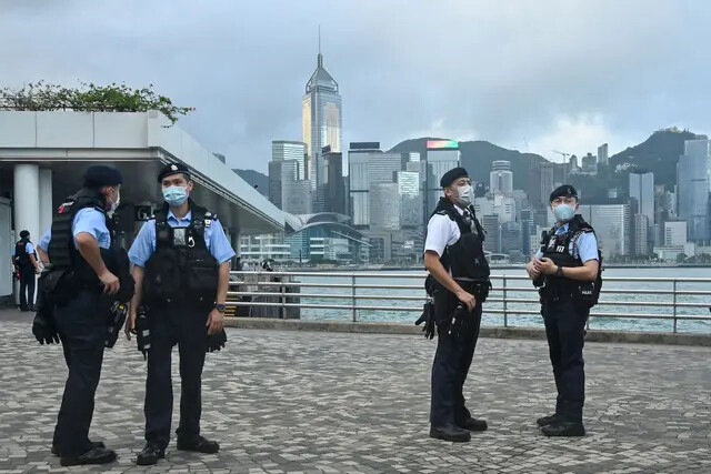 A polícia vigia Hong Kong em 1º de outubro de 2022, durante as comemorações do Dia Nacional da China. O dia marcou o 73º aniversário de fundação da República Popular da China pelo Partido Comunista Chinês (Peter Parks/AFP via Getty Images)
