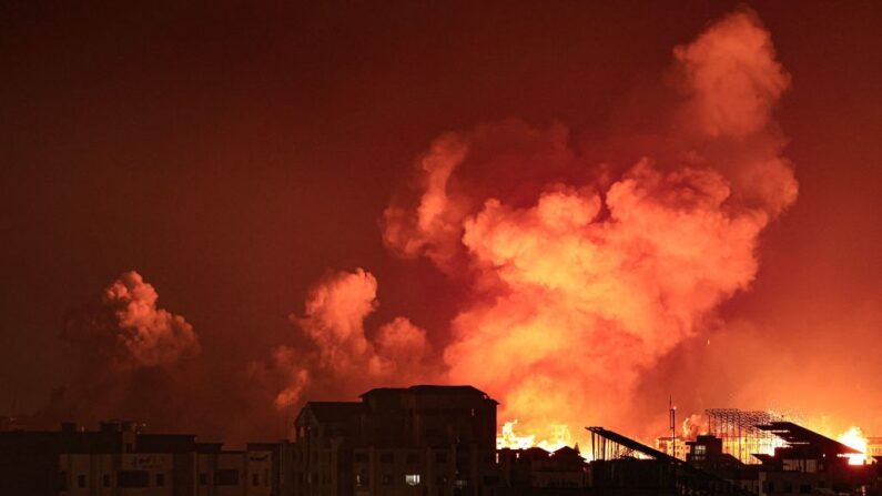 Uma bola de fogo irrompe durante o bombardeio israelense na cidade de Gaza em 9 de outubro de 2023 (Foto de MAHMUD HAMS/AFP via Getty Images)