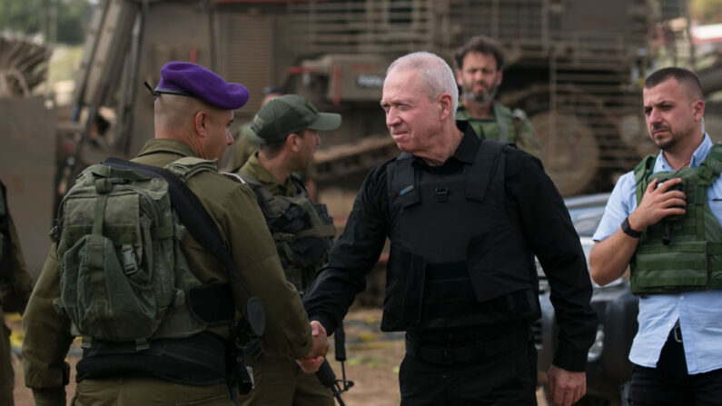 O Ministro da Defesa de Israel, Yoav Gallant, encontra-se com soldados na fronteira de Israel com a Faixa de Gaza em 19 de outubro de 2023 em Sderot, Israel. Enquanto Israel se prepara para invadir a Faixa de Gaza em sua campanha para derrotar o Hamas (Foto de Amir Levy/Getty Images)