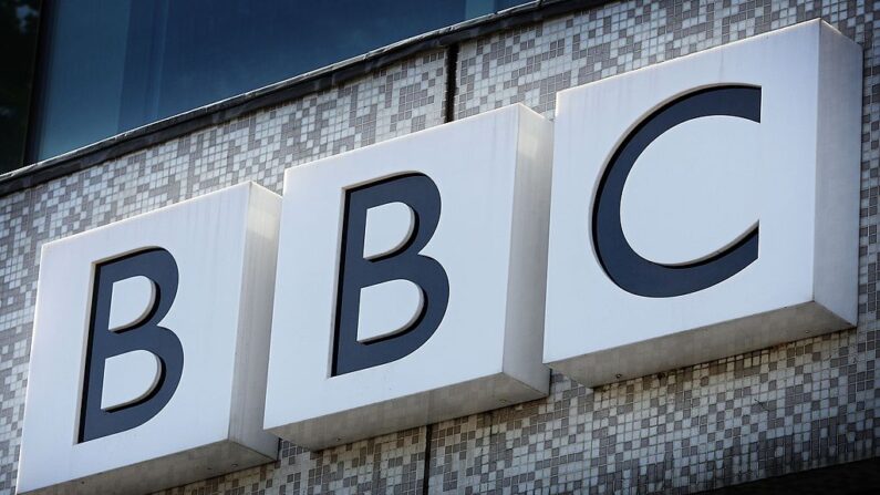 O logotipo da BBC é exibido acima da entrada principal do Television Centre em 18 de outubro de 2007 em Londres, Inglaterra (Foto de Peter Macdiarmid/Getty Images)