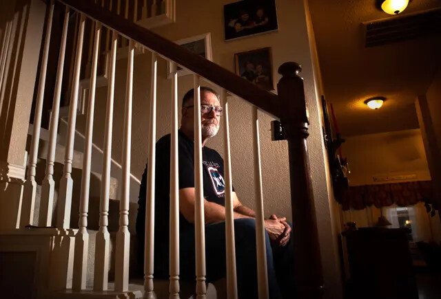 Jeff Younger, um pai que lutou para impedir que sua ex-mulher pudesse buscar uma cirurgia de “afirmação de gênero” para seu filho pré-adolescente na Califórnia, sentado na escada de sua casa em Flower Mound, Texas, em 16 de setembro de 2022. (Bobby Sanchez para The Epoch Times)

