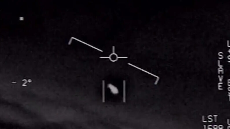 O Pentágono lançou oficialmente três pequenos vídeos mostrando “fenômenos aéreos não identificados” que haviam sido divulgados anteriormente por uma empresa privada (Cortesia do Departamento de Defesa)