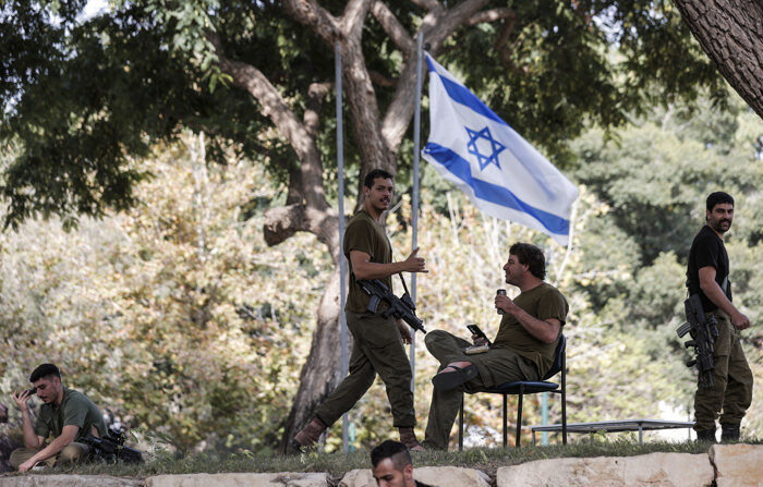 Alguns soldados este domingo do kibutz da cidade israelita de Be'eri, um dos atacados em 7 de outubro pelo grupo terrorista Hamas, ataque em que morreram 130 pessoas e outras dezenas foram raptadas (EFE/Manuel Bruque)