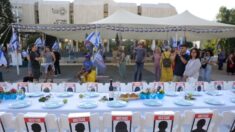 Familiares realizam jantar de Shabat com 203 cadeiras vazias para lembrar reféns do Hamas