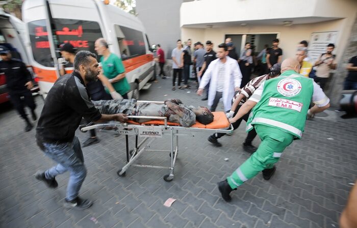 Um palestino ferido foi levado às pressas para o hospital Shifa, na cidade de Gaza, em 14 de outubro de 2023 (EFE/EPA/HAITHAM IMAD)