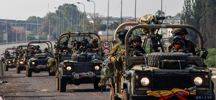 Soldados israelenses patrulham uma rua em Sderot, perto da fronteira de Gaza, em Israel, 28 de outubro de 2023. As Forças de Defesa de Israel (IDF) realizaram ataques direcionados na Faixa de Gaza em 27 de outubro de 2023 e atacaram dezenas de alvos pertencentes ao Hamas militantes, confirmou a IDF (EFE/HANNIBAL HANSCHKE)