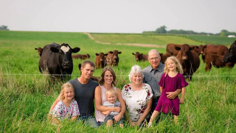 Tom e Sarah com seus três filhos e os pais de Sarah (Cortesia da Nature's Pantry Farm)
