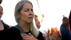 “A oração é considerada uma forma de remédio”: Dra. Kat Lindley