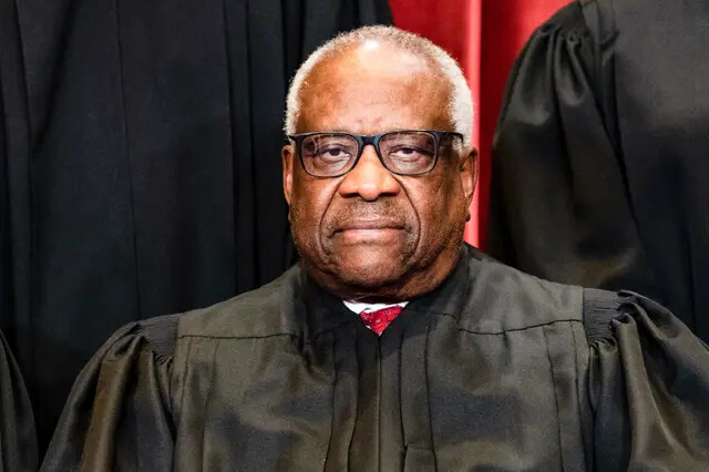 O juiz associado Clarence Thomas senta-se durante uma fotografia de grupo dos juízes na Suprema Corte em Washington em 23 de abril de 2021. (Erin Schaff/Pool/AFP via Getty Images)
