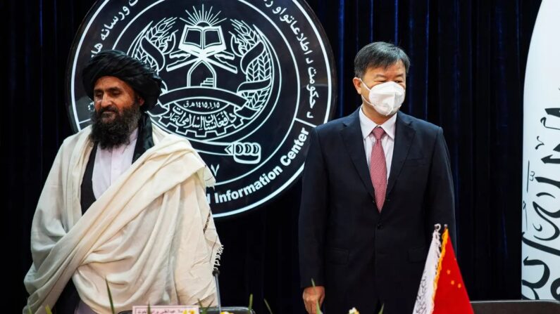 O primeiro vice-primeiro-ministro interino do Afeganistão, Abdul Ghani Baradar (esquerda), e o embaixador da China em Cabul, Wang Yu, participaram do anúncio de um contrato de extração de petróleo com uma empresa chinesa em Cabul em 5 de janeiro de 2023 (Ahmad Sahel Arman/AFP via Getty Images)
