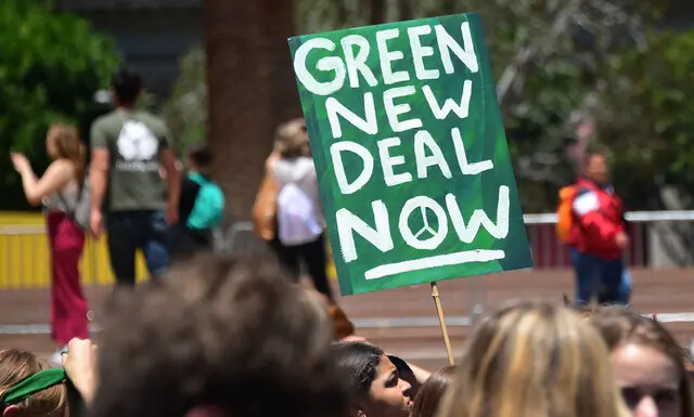 Ativistas das mudanças climáticas seguram cartazes enquanto participam de um protesto climático em Los Angeles, em 24 de maio de 2019 (Frederic J. Brown/AFP via Getty Images)