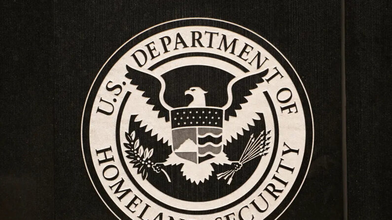 Placa do Departamento de Segurança Interna no prédio do Departamento de Imigração e Alfândega dos EUA em Washington em 28 de junho de 2023 (Madalina Vasiliu/The Epoch Times)
