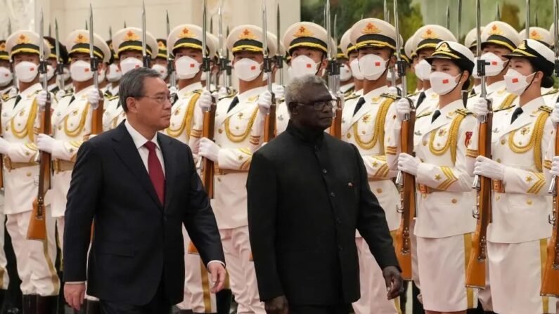 O primeiro-ministro das Ilhas Salomão, Manasseh Sogavare (D), e o primeiro-ministro da China, Li Qiang, inspecionam a guarda de honra durante uma cerimônia de boas-vindas no Grande Salão do Povo em Pequim, China, em 10 de julho de 2023. (Andy Wong/POOL/AFP via Getty Imagens)