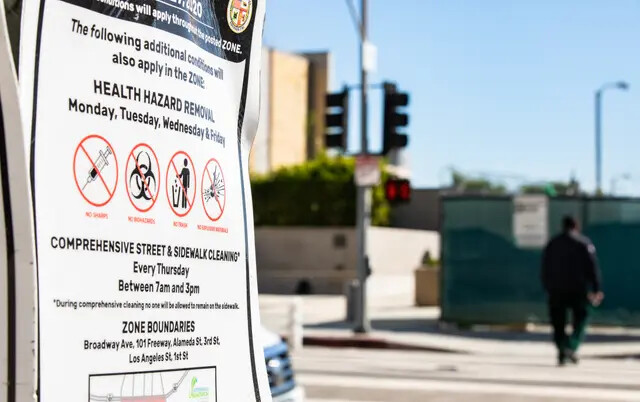 Uma placa proibindo o uso de drogas e acampamentos em uma calçada em Los Angeles em 27 de janeiro de 2023 (John Fredricks/The Epoch Times)